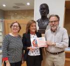 Entrega de diploma De la Fundación Vicente Ferrer en agradecimiento a la Biblioteca María Moliner