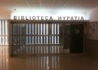 Nueva rotulación en la puerta de acceso de la biblioteca Hypatia