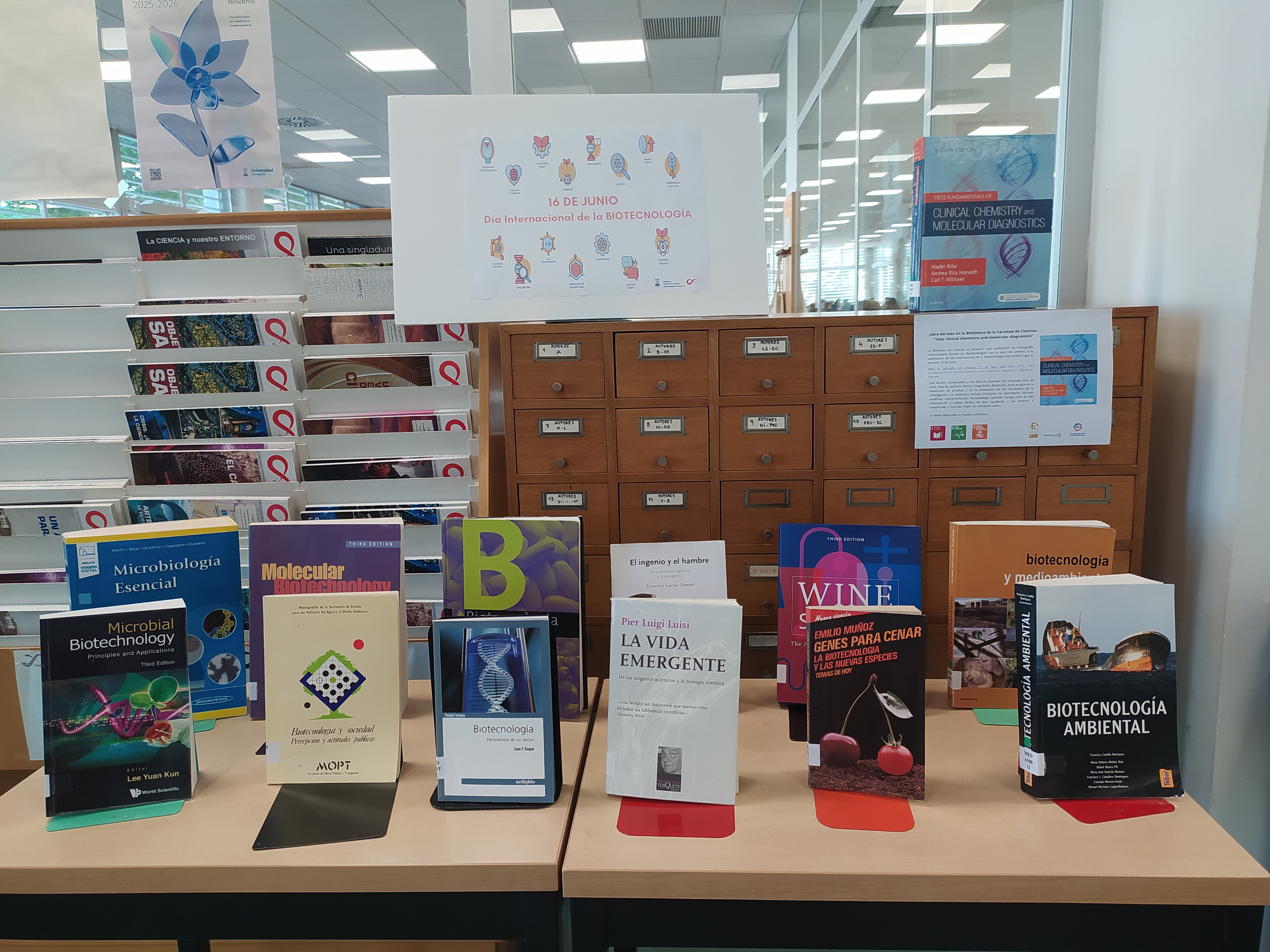 Exposición de libros de biotecnología de la biblioteca de la Facultad de Ciencias