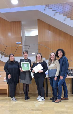 La Biblioteca María Moliner hace entrega a la Asociación de Personas y Enfermedades Raras de Aragón (PERA) de la recaudación del Rastrillo Solidario