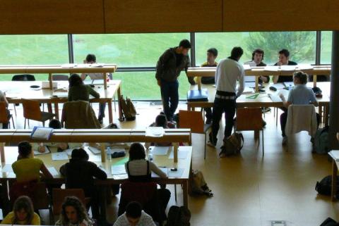 18 y 19 de agosto. Cierre espacios estudio/trabajo de la Biblioteca Escuela Politécnica Superior por actuación de mejora en la iluminación 18 y 19 de agosto. Cierre espacios estudio/trabajo de la Biblioteca Escuela Politécnica Superior por actuación de mejora en la iluminación
