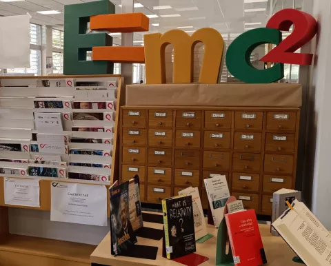 FotografExposición en honor a los 120 años de la fórmula E=MC² ía de la exposición