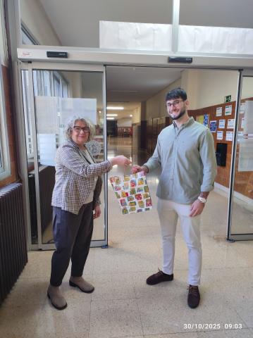 Entrega del regalo del juego "Fake News" ¿Cuánto sabes? de la Biblioteca Biomédica.