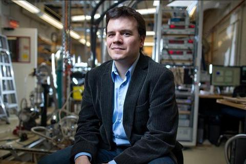 Pablo Jarillo-Herrero en la exposición sobre Miguel Catalán en la Biblioteca General Histórica